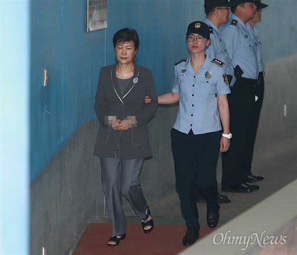 박근혜 전 대통령이 지난해 7월 17일 오전 37차 공판에 출석하기 위해 서초동 서울중앙지법에 호송차를 타고 도착한 뒤 법정으로 향하고 있다.