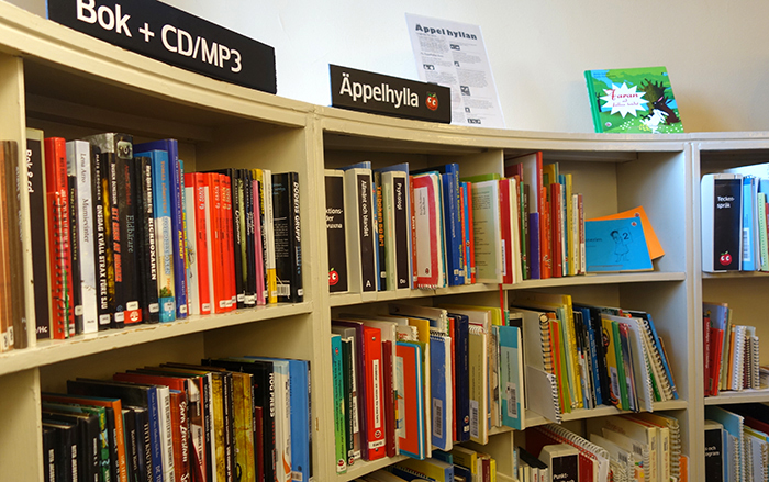 스톡홀름 도서관의 사과선반(appelhylla). 활자를 읽기 어려운 사람들을 위한 코너이다. 