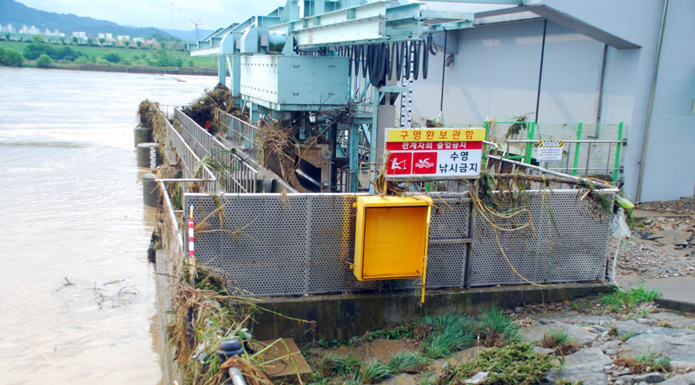 물이 빠지면서 상류에서 흘러든 쓰레기가 세종보 수력발전소에 걸려 있다.