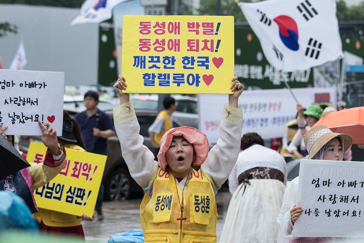 보수 기독교계는 퀴어문화축제가 열린 서울시청 광장에서 맞불집회를 가졌다. 