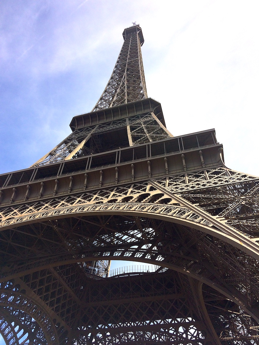 파리에 직접 와서 에펠탑을 본다는 건, 에펠탑 속을 들여다볼 수 있다는 것.
