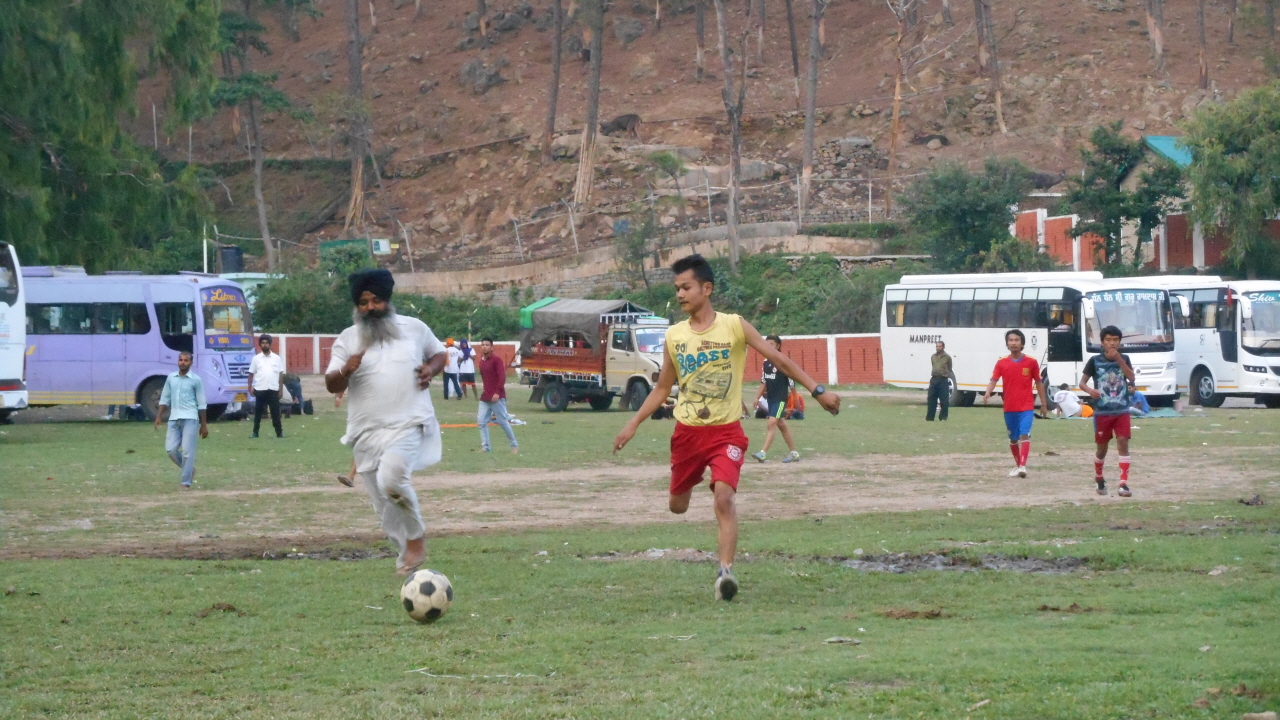 축구 시합을 하고 있는 시크교인들과 티베트 사람들.