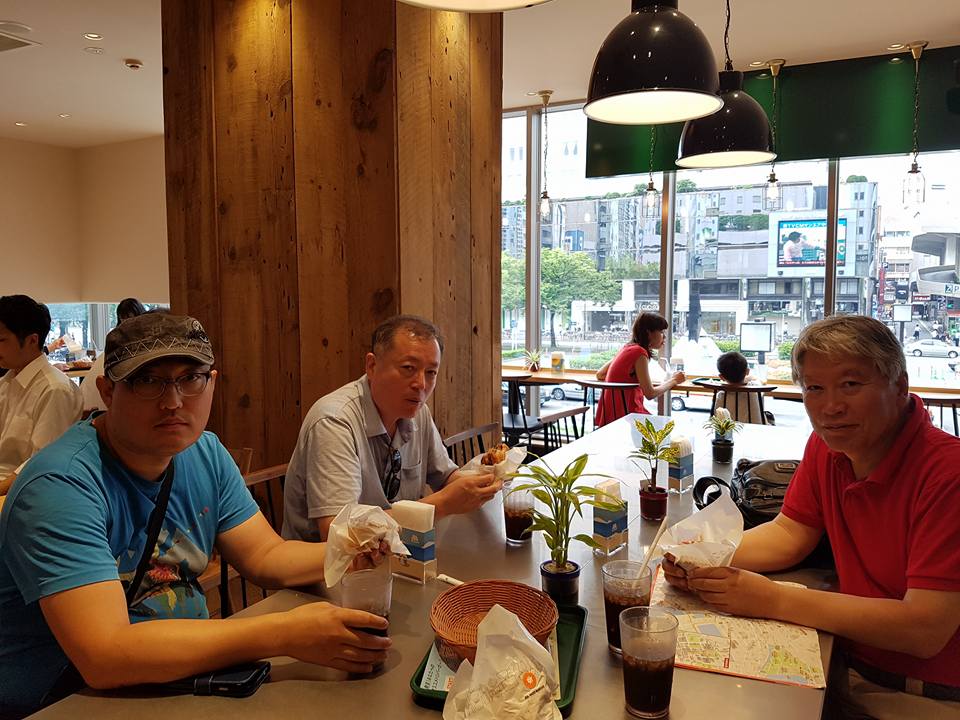 하카타역에서 모스버거로 아침식사를 때우다.
