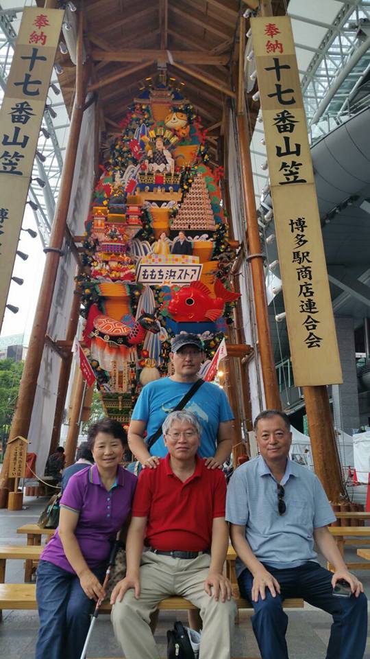  하카타역 광장에 세워져 있는 하카타 기욘야마카사(博多祗園山笠) 장식가마