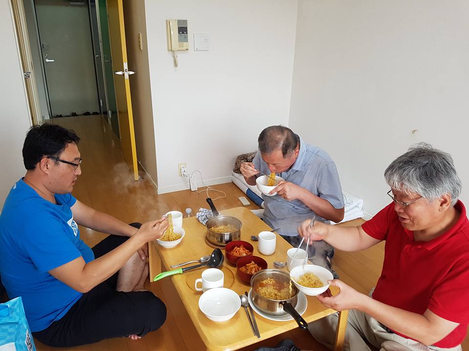 하루의 문화 기행을 마치고 숙소로 돌아와 라면을 먹으면서 일본이란 나라에 대해 토론했다.