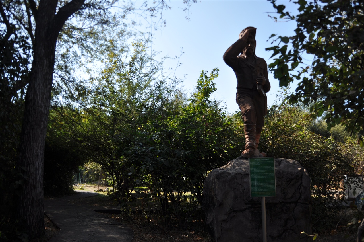 잠비아 빅토리아 폭포 입구에 있는 리빙스턴 동상