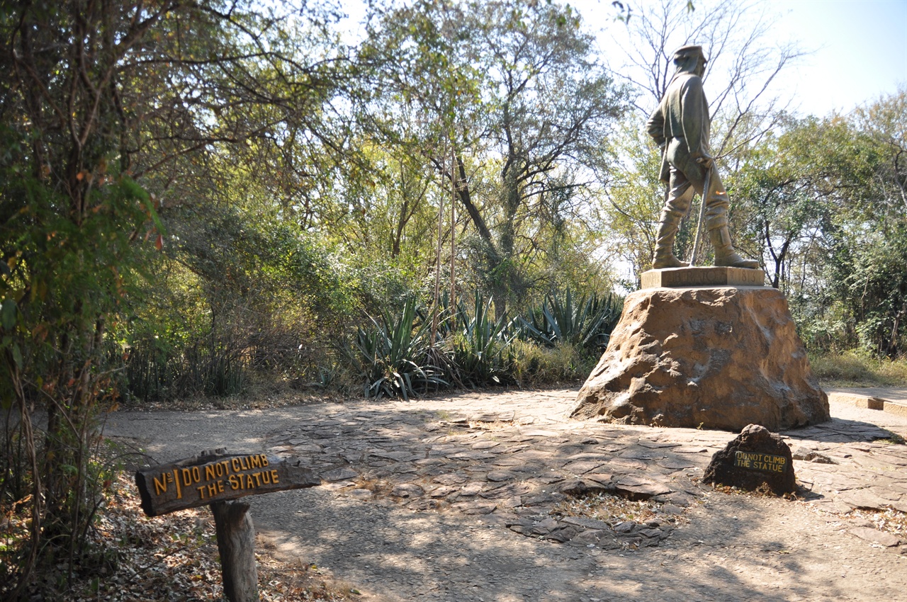 짐바브웨 빅토리아 폭포 입구에 서 있는 리빙스턴 동상