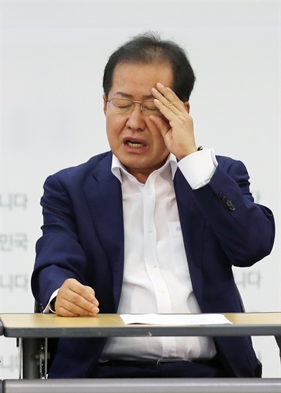 자유한국당 홍준표 대표가 지난 17일 오전 서울 여의도 당사에서 열린 신임 주요당직자 회의에서 발언을 마친 뒤 안경을 만지고 있다.