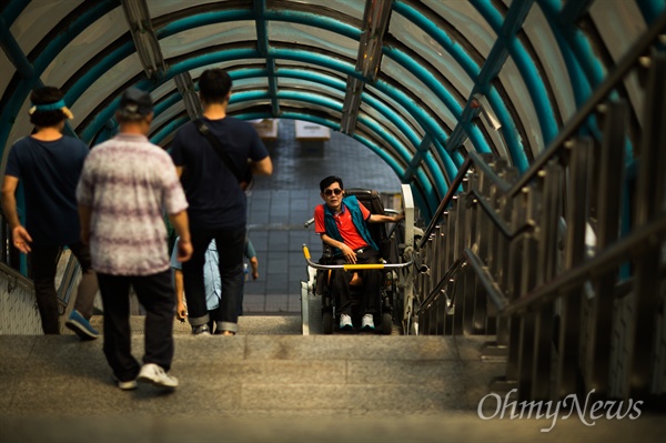 이경호씨가 의정부 자택에서부터 서울 종로구 대학로에 있는 노들장애인자립생활센터로 가기 위해 경전철과 지하철을 이용했다. 환승이 필요한 창신역은 엘리베이터가 없어 휠체리프트를 3번을 이용해야 1호선에서 4호선으로 갈아 탈 수 있다. 이마저 역무원들의 운용미숙으로 환승을 위해 30분 이상의 시간이 소요 되었다.