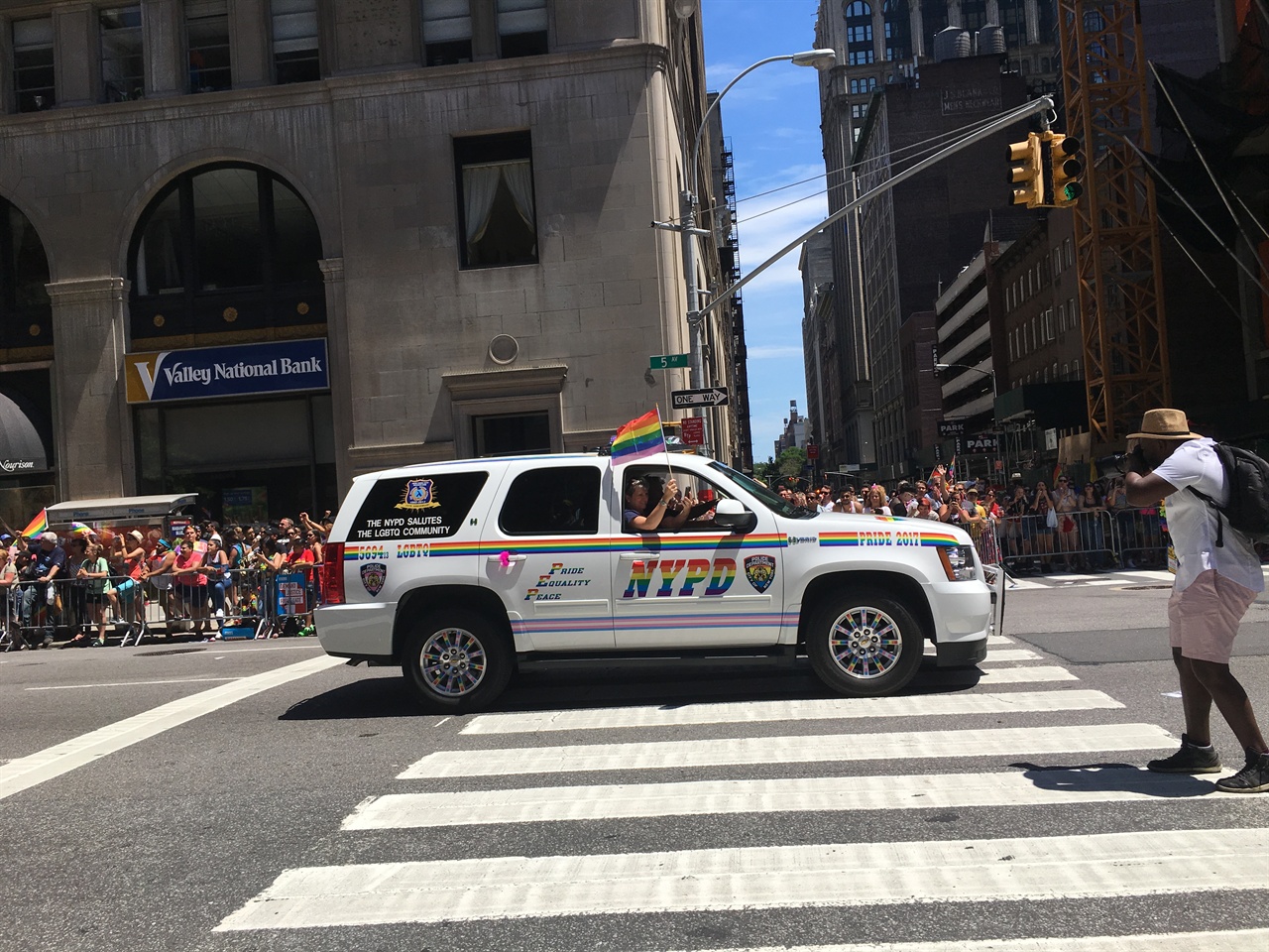 무지갯빛으로 치장한 뉴욕 경찰차