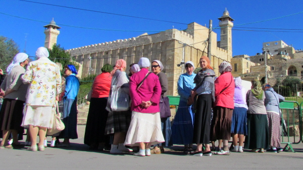 헤브론의 막벨라 굴 위에 세워졌다는 아브라함 사원 앞에 유대 여성들이 줄지어 서있다.