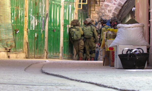 헤브론 구시가지 슈하다 거리를 비롯한 전통 상가지역에서 정찰활동을 펴고 있는 이스라엘 군인들.