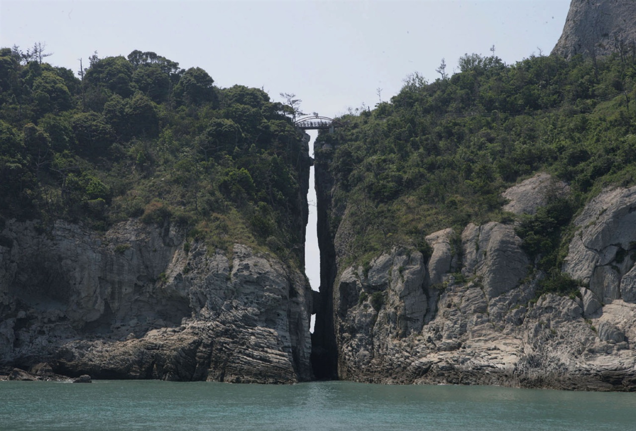 진도 관매도의 하늘바위. 바위산이 칼로 자른 것처럼 반듯하게 나뉘어져 있다. 그 사이를 다리로 잇고 있다. 관매8경 가운데 하나다.