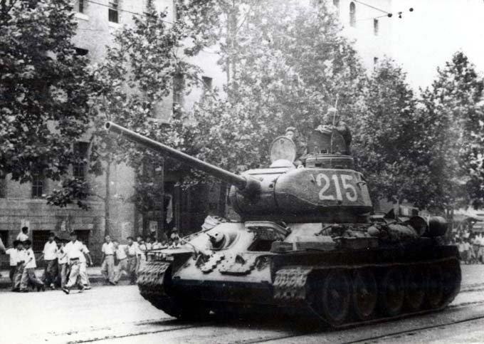  한국전쟁 당시 인민군 소유 소련제 탱크가 시가지를 누비고 있다.