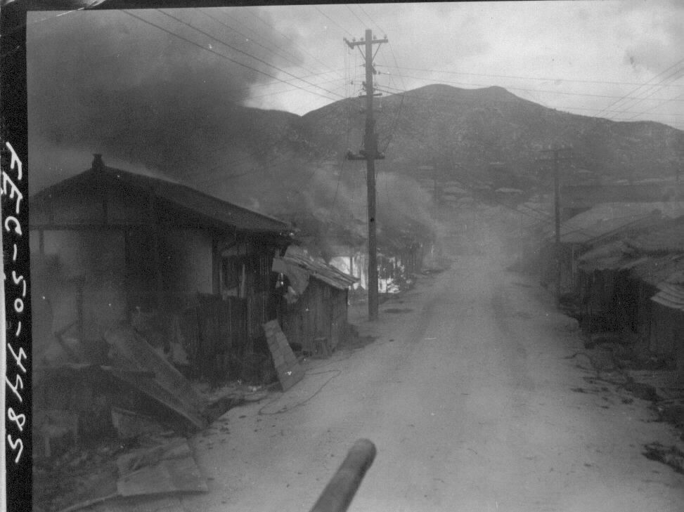  1950. 7. 24. 경북 예천. 전차가 마을로 진입하고 있다.