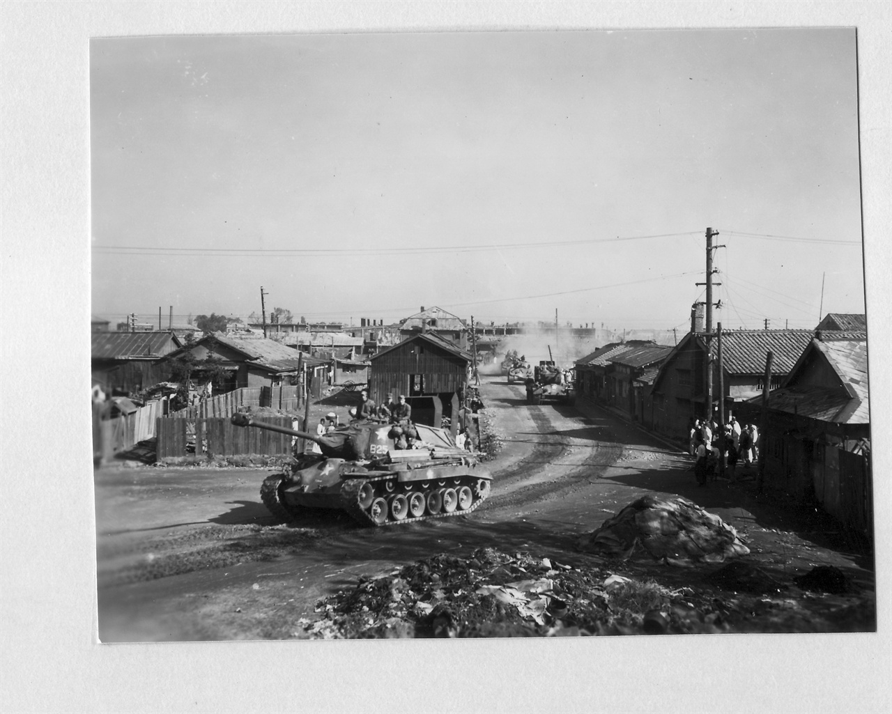  1950. 11. 1. 원산. 유엔군들이 탱크를 앞세우고 원산시가지로 진입하고 있다.