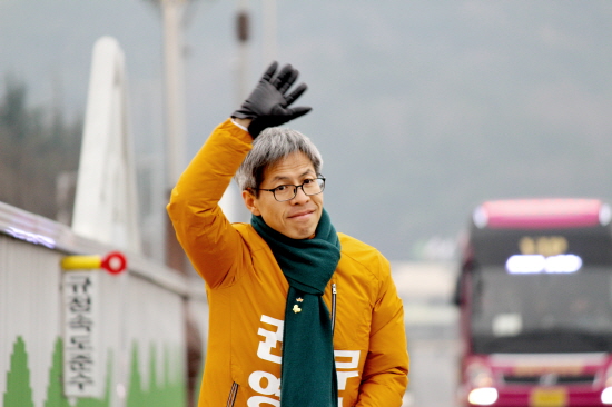 제19대 국회의원 총선당시 경주시선거구에 무소속으로 출마해 유세를 하던 모습