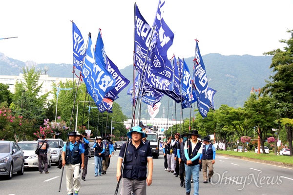  금속노조 경남지부는 19일 오후 경남도청 앞에서 '총파업 승리 걀의대회' 사전집회를 열고 더불어민주당 경남도당 앞까지 거리행진했다.