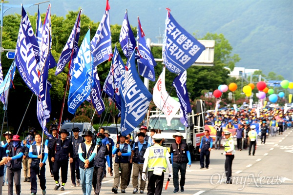  금속노조 경남지부는 19일 오후 경남도청 앞에서 '총파업 승리 걀의대회' 사전집회를 열고 더불어민주당 경남도당 앞까지 거리행진했다.