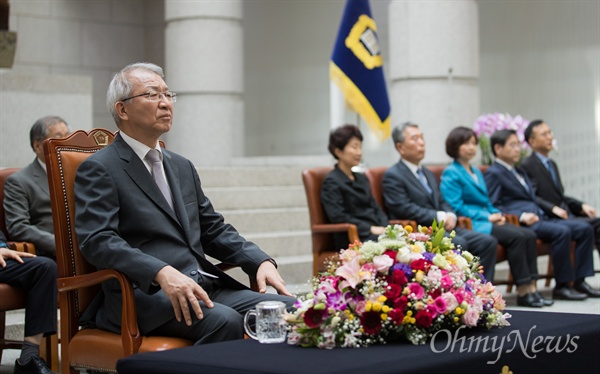 양승태 대법원장이 19일 오후 서울 서초구 대법원에서 조재연-박정화 대법관 취임식에 참석하고 있다. 