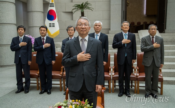 양승태 전 대법원장이 지난해 7월 19일 오후 서울 서초구 대법원에서 열린 조재연-박정화 대법관 취임식에서 국민의례를 하고 있다.