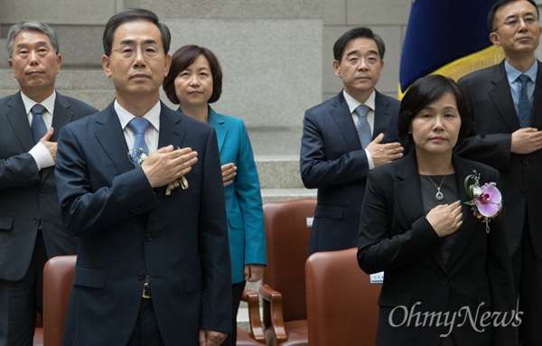  조재연(왼쪽 두번쨰), 박정화(오른쪽 두번쨰) 대법관이 19일 오후 서울 서초구 대법원에서 열린 취임식에서 국민의례를 하고 있다.