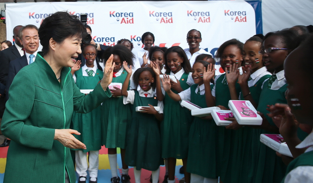 케냐 나이로비에서 열린 코리아에이드 시범운영 행사에 참석한 박근혜 전 대통령
