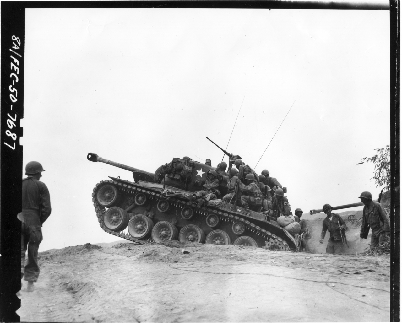  1950. 9. 3. 미 전차부대가 낙동강 전선에서 인민군 진지를 향해 돌진하고 있다.