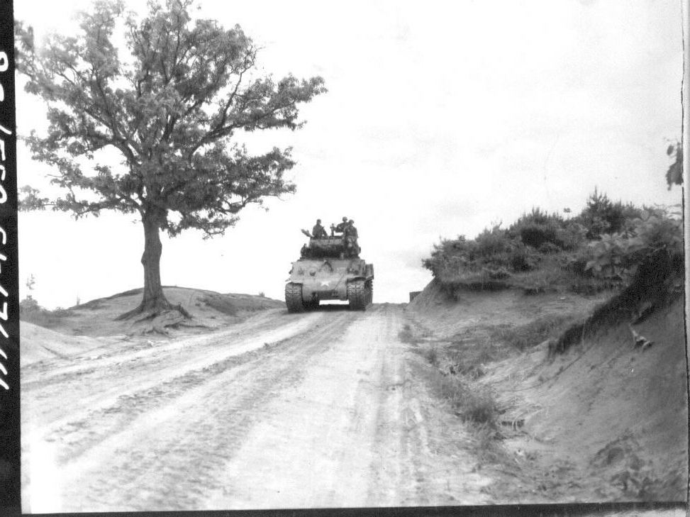  1951. 5.  26. 공포의 전차가 고개를 넘어 마을로 들어오고 있다.