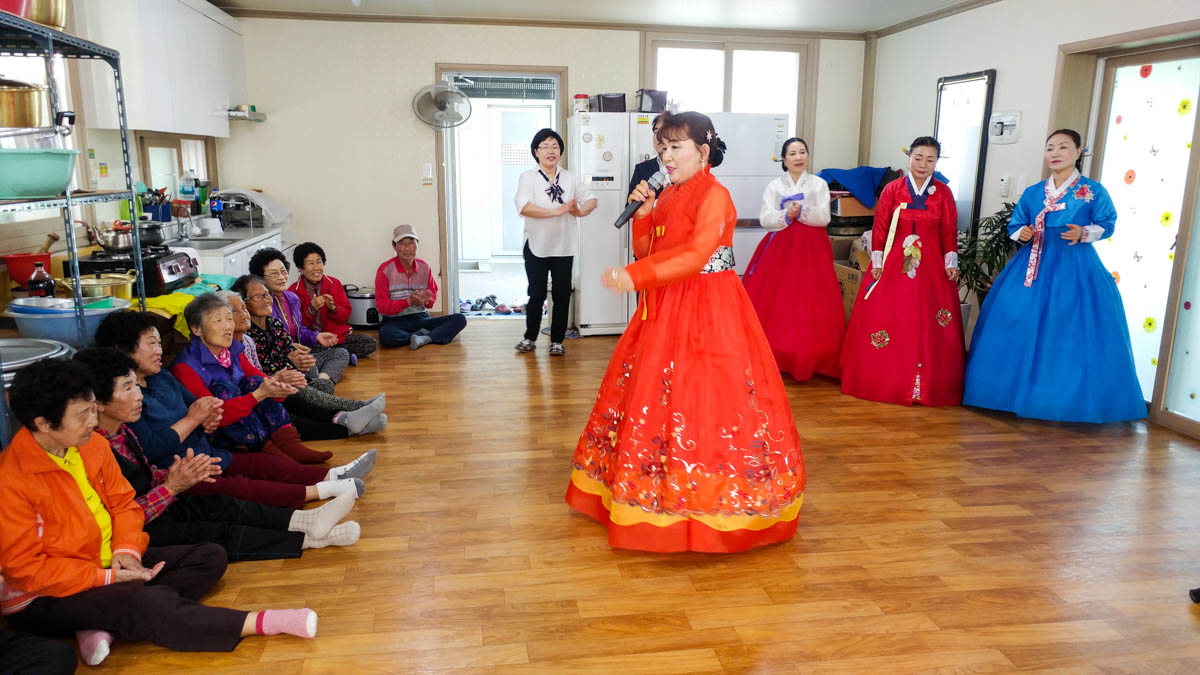 구미시 선산읍 생곡리 마을회관 공연 때, 한금순 단원과 함께 한빛문화예술단은 한 달에 한 번씩 마을회관 순회공연을 합니다. 찾아가는 음악회 형식으로 진행하지요. 구미시 선산읍 생곡리 마을회관에서 공연을 합니다. 한금순 단원이 고운 한복을 입고 열창을 하고 있어요.