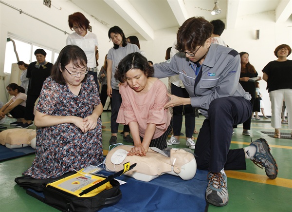 19일, ‘두산중공업 안전나눔봉사단’이 주최한 ‘어린이 안전지킴교실’ 참가자가 두산중공업 사내소방대에서 심폐소생술 실습 교육을 받고 있다. 