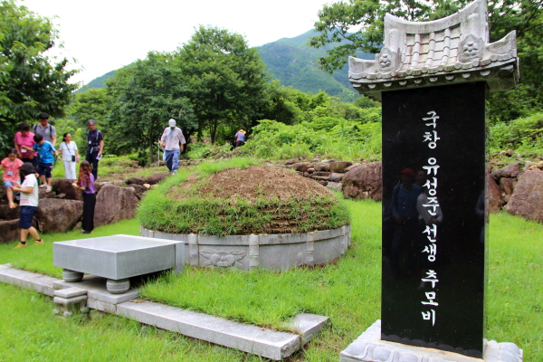 ‘국창 유성준 선생 추모비’가 서 있는 옆으로 선생의 묘소가 자리 잡았다.