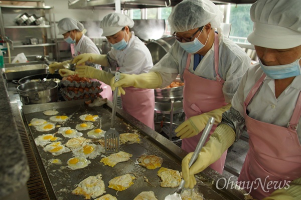 대구의 한 고등학교 급식조리실에서 조리원들이 학생들에게 줄 음식을 만들고 있다.