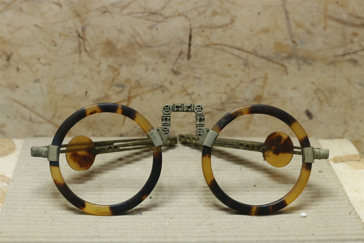 안경이 친숙한 시대다. 남녀노소를 불문하고 생필품이 됐다. 사진은 초당대학교 안경박물관에서 만난 옛 안경이다.