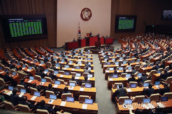 정세균 국회의장이 20일 오후 서울 여의도 국회 열린 본회의에서 정부조직법 개정안 가결을 선포하며 의사봉을 두드리고 있다.