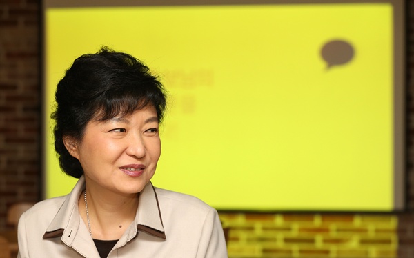 지난 2012년 10월 25일 당시 새누리당 박근혜 대선후보가 경기도 성남 분당구 카카오톡을 방문, 직원들과 점심식사를 하며 대화를 나누고 있다. 