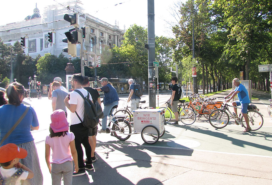 각자의 길 위에서 신호를 기다리는 보행자와 자전거 탑승자들