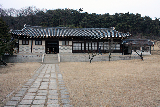 아산 현충사 경내의 이순신 '옛집' 전경. '옛집'이라는 표현은 현지 안내판의 것이다. 흔히 고택(古宅)이라고 쓰는 데 견주면 순수 우리말을 사용하고 있다는 데서 모범이라 할 만하다.