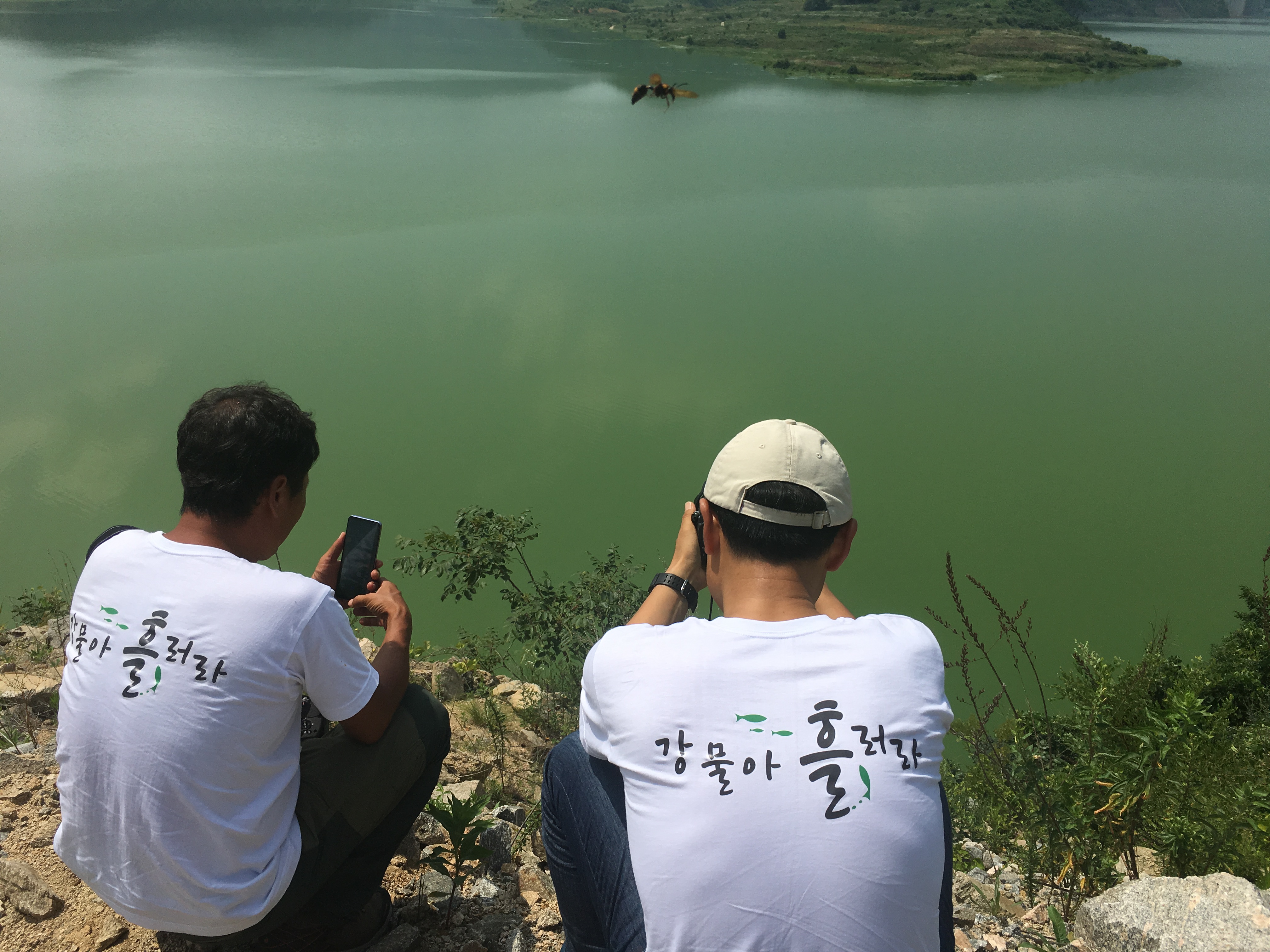 녹색 영주댐을 바라보며 이야기하고 있는 김종술-정수근 기자
