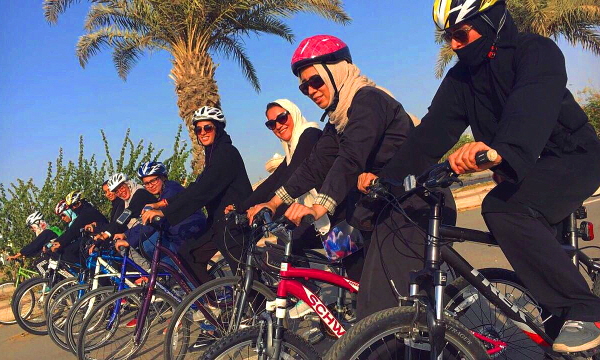 사우디아라비아에서는 여성들의 자전거타기도 사회 참여이다. 4년 전에야 여성들의 자전거주행이 허용되었다.