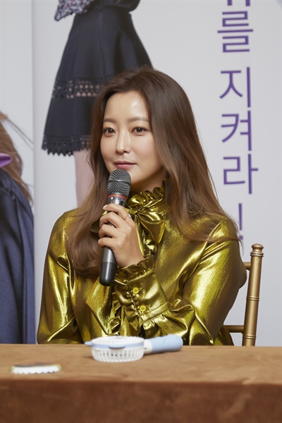  배우 김희선이 지난 20일 열린 JTBC 금토드라마 <품위있는 그녀> 기자간담회에서 취재진의 질문에 답을 하고 있다. 