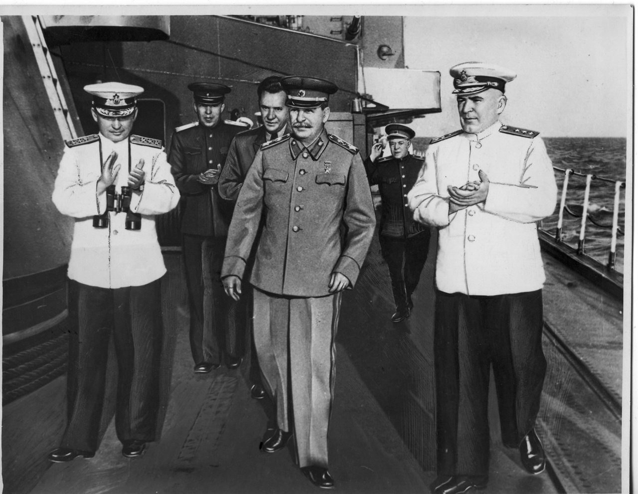  소련의 스탈린(가운데) 수상이 군함을 순시하고 있다. 