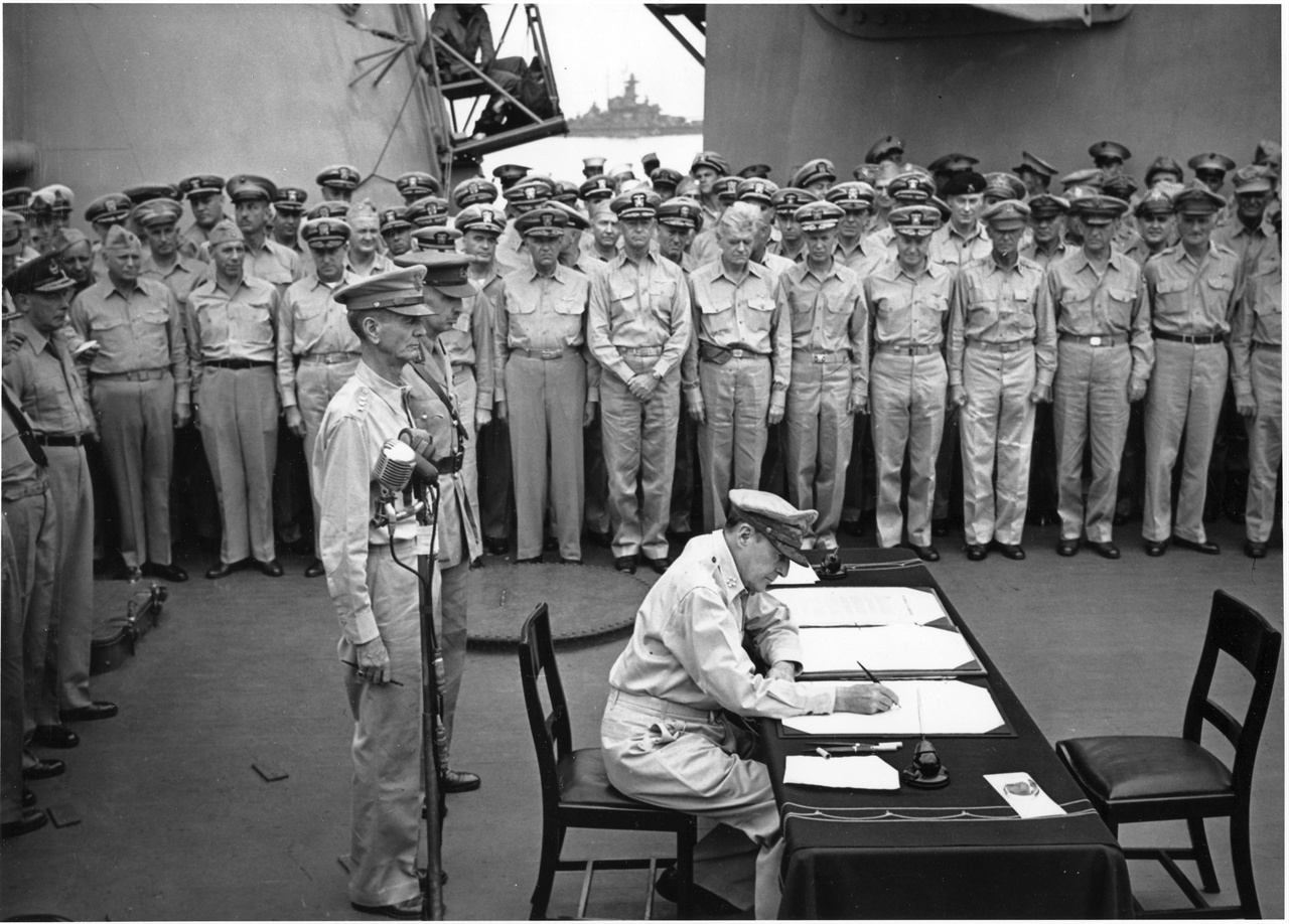  1945. 9. 2. 일본 도쿄만. 미 미조리 호 함상에서 맥아더 원수가 일본의 항복문서에 서명하고 있다. 