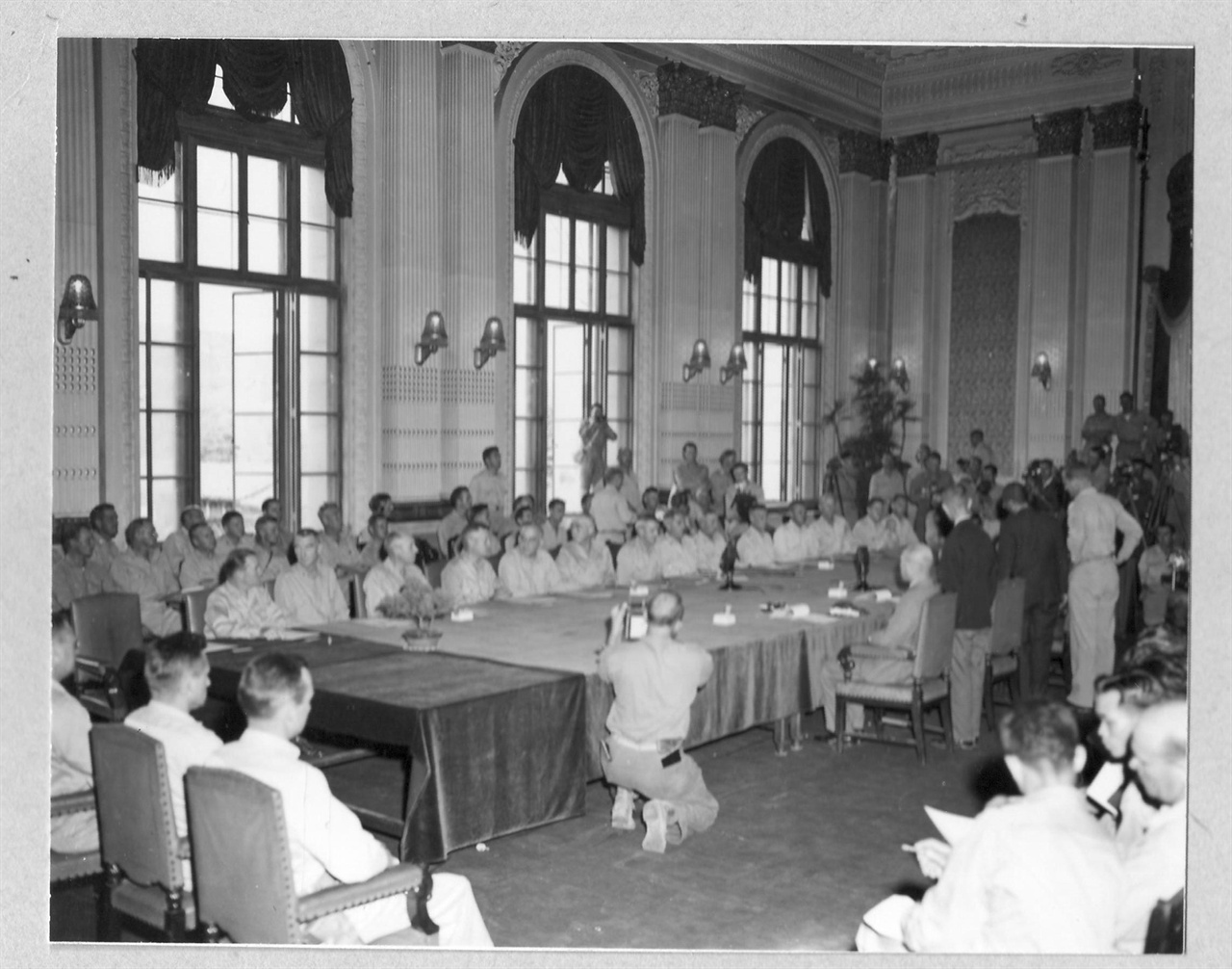  1945. 9. 9. 조선총독부 제1회의실에서 열린 일본항복 조인식에 앉아있는 미군대표들.