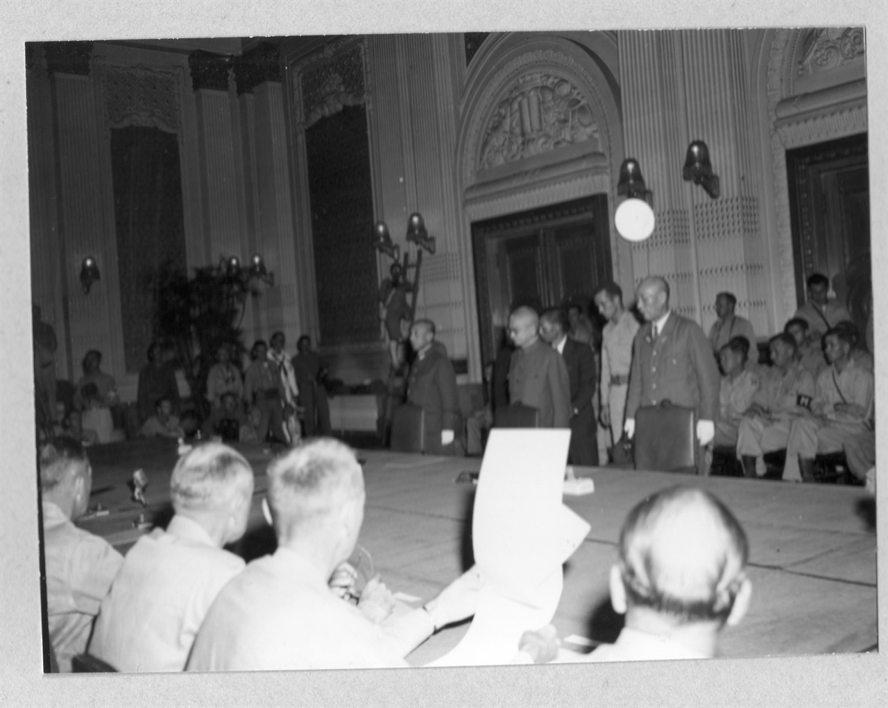 1945. 9. 9. 아베 조선총독(가운데)이 조선총독부 제1회의실에서 열린 일본항복 조인식에서 미 진주군 앞에서 항복 선언하고 있다.