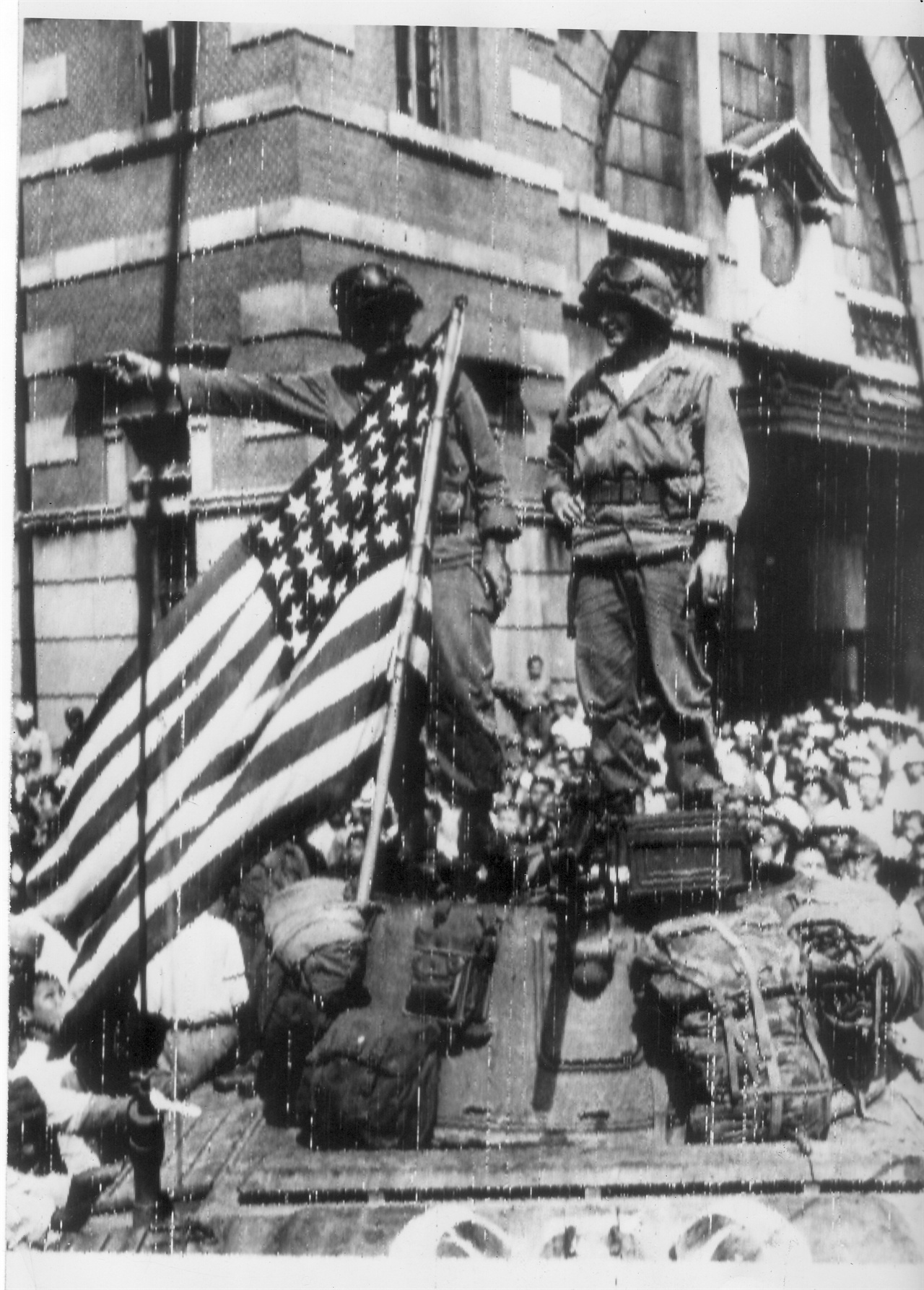 1945. 9. 9. 서울. 서울역 광장에 입성한 미군이 장갑차 위에서 환영 인파에 답례로 손을 흔들고 있다.