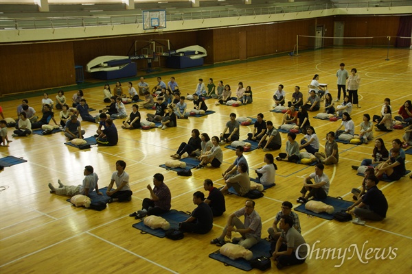 대구 상원고 교사와 직원들이 지난 19일 학교 강당에서 심폐소생술 교육을 진행하고 있다.