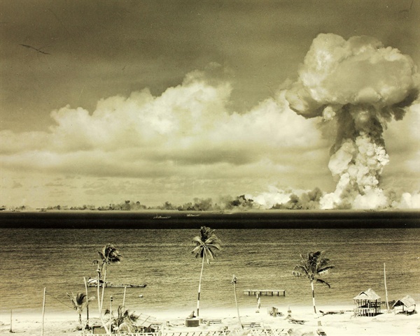 서태평양 마셜제도의 비키니 환초(Bikini Atoll): 1946년부터 1958년까지 미국의 핵실험 장소로 쓰였고, 
천혜의 절경을 자랑하던 비키니 환초(반지형 산호섬)는 순식간에 폐허로 바뀌었다. 2010년 냉전과 핵무기 경쟁을 상징하는 곳으로 유네스코 세계 유산에 등재