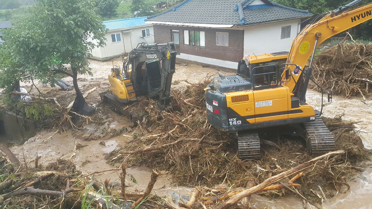 지난 16일 폭우가 내렸을 때 천안시 병천면 서원마을은 서원천이 범람하면서 침수피해를 입었다. 주민들은 이번 물난리가 인재라고 주장하고 있다. 