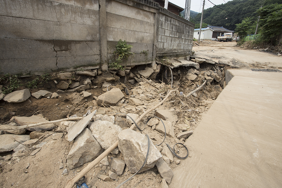 천안시 병천면 병천 6리 서원마을은 지난 16일 내린 폭우로 쑥대밭이 됐다. 대부분의 집들은 지반이 무너져 내려 위태로운 모습이었다. 